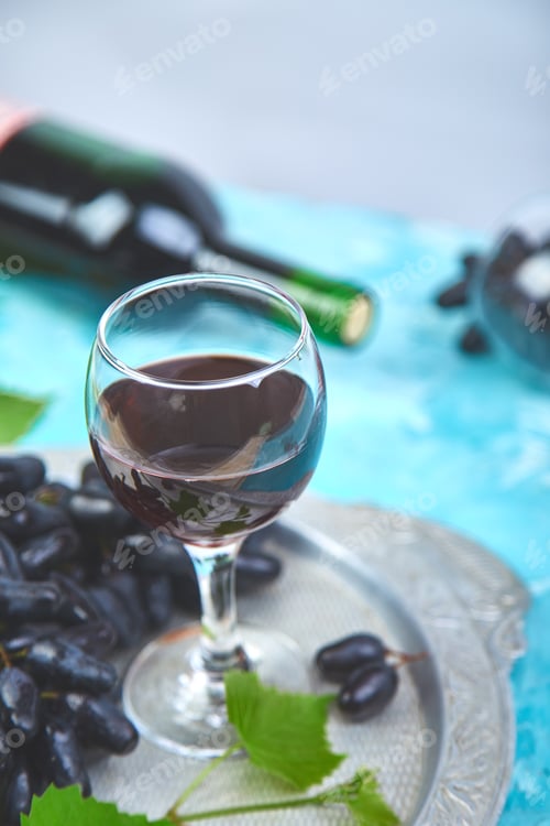 Preview: Red wine concept with bottle, glass and grapes