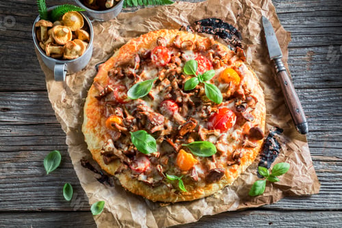 Preview: Delicious pizza made of noble mushrooms and tomatoes