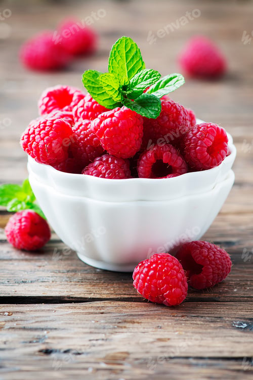 Preview: Sweet fresh raspberry and mint on the wooden table