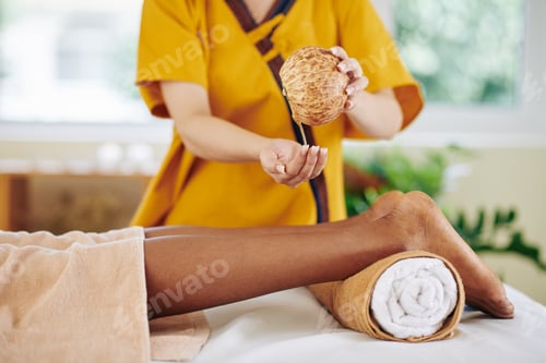 Vista previa: Beautician applying massage oil