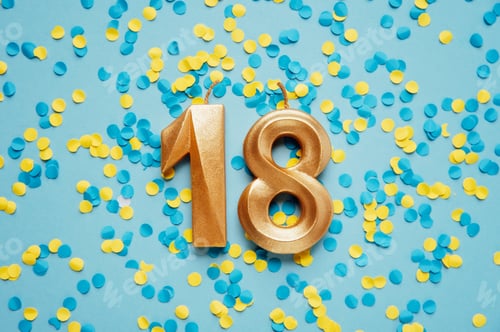 Visualização: Vela de aniversário de dezoito comemoração dourada número 18 em fundo de confete amarelo e azul.