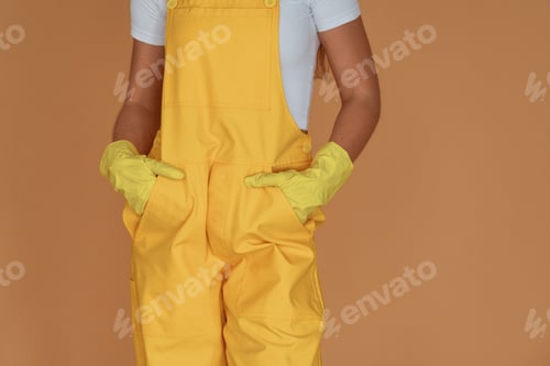 Preview: Close up view of woman that is standing against brown background