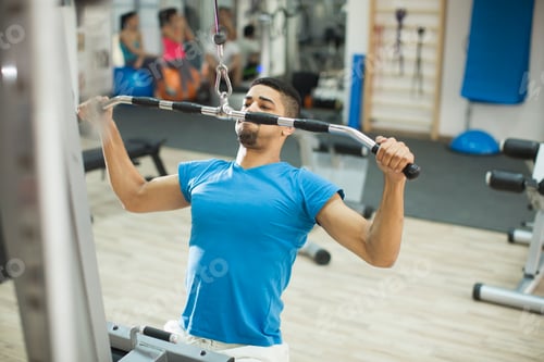 Preview: Young man training in the gym