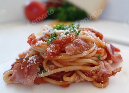 Preview: Pasta Dish with Tomato Sauce and Crispy Bacon