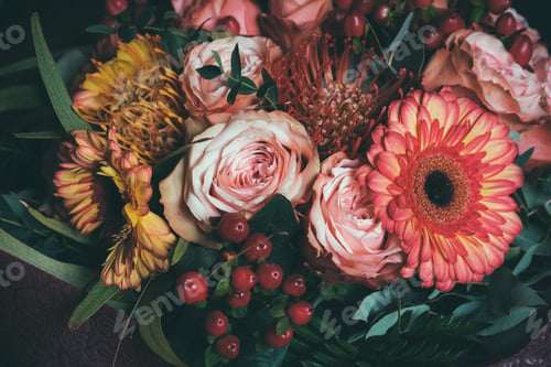 Preview: High angle shot of a bouquet with pink roses and Transvaal daisies