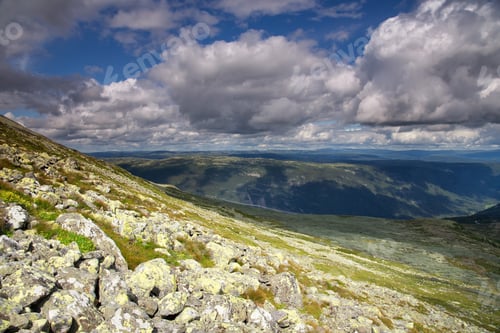 Preview: Rocks light up in warm sunlight on the Gaustatoppen