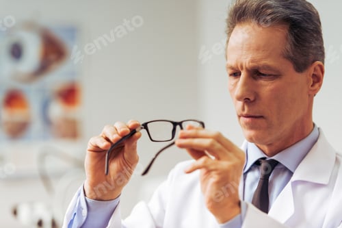 Preview: At the ophthalmologist