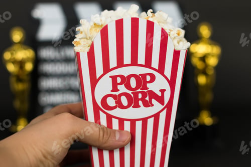 Vorschau: Frau hält eine klassische Pop-Corn-Box in der Hand