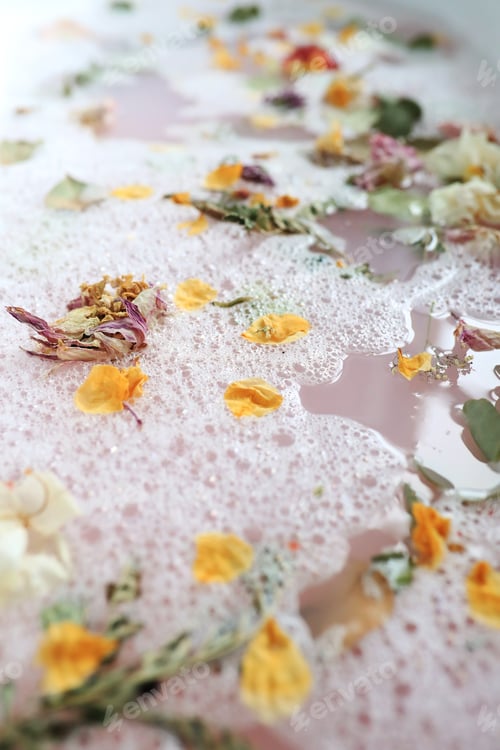 Preview: Bath with flower petals