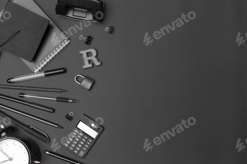 Visualização: Conceito de volta às aulas assistir papel de carta de biscoitos de linha de giz em fundo preto.