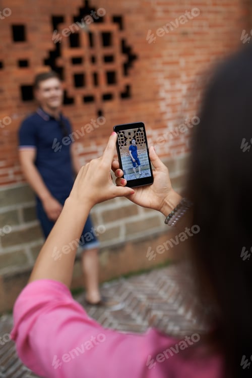 Preview: Photographing tourists