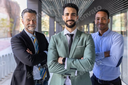Preview: Successful portrait of corporate team of male colleagues looking at camera
