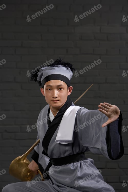 Preview: Traditional Chinese waiter