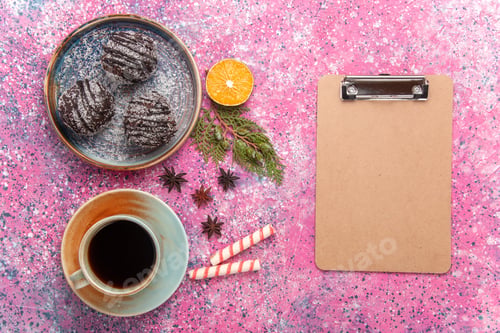 Preview: top view delicious chocolate cakes with icing and cup of tea on pink desk sweet biscuit sugar cookie