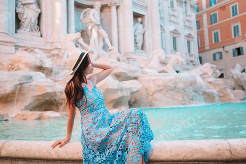 Preview: Pretty woman looking to the Fountain of Trevi during her trip in Rome, Italy. Girl enjoy her