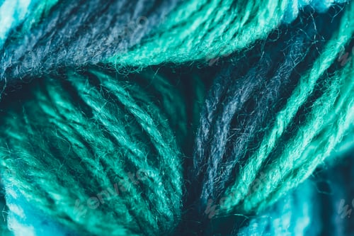 Vorschau: Nahaufnahme des blauen und grünen Strickgarnknäuels