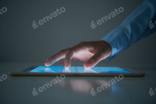 Preview: Crop hand enlarging data on tablet
