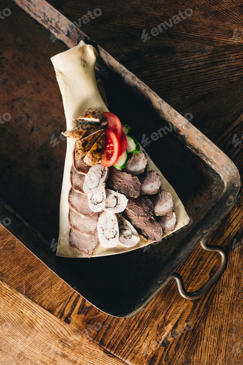 Preview: Sliced beef served on the bone