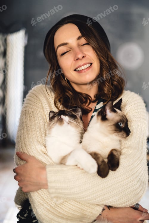 Preview: Portrait woman with Siamese cats