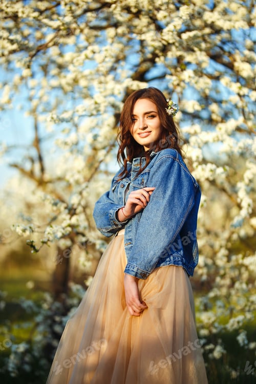 Preview: Portrait of a beautiful bride. Wedding concept. Stylish wedding. Great sunset light. Spring garden.