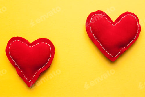 Vista previa: red heart valentine gift holiday romance yellow background