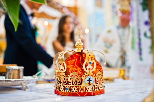 Preview: Wedding crown background newlyweds