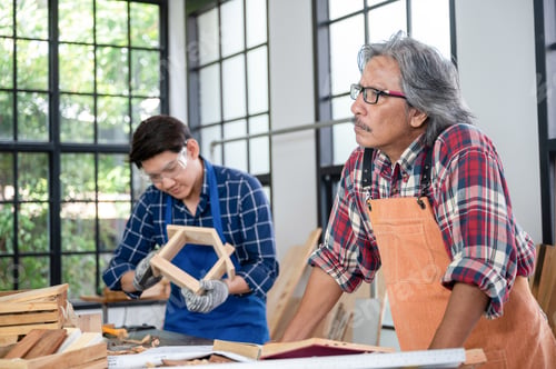 Preview: carpenters team work together creatively, creative carpenter trainer workshop
