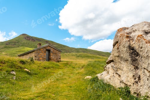 Preview: Dero Verde mountain refuge in the Ripera valley, Pyrenees