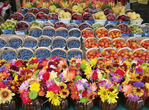 Preview: Farmers market stand filled with fresh
products