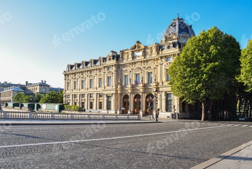 Preview: Beautiful cityscape in the historic center of Paris in the early morning on summer day. France