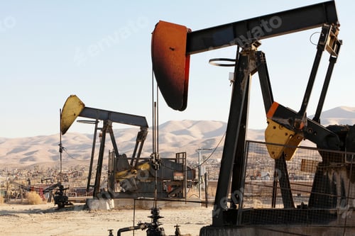 Preview: Oil pumps and refinery in oil field