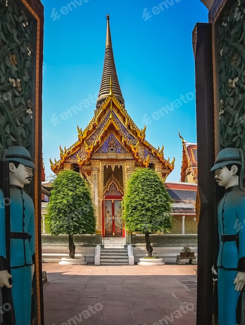 Preview: Open gates to the Buddhist temple in Bangkok