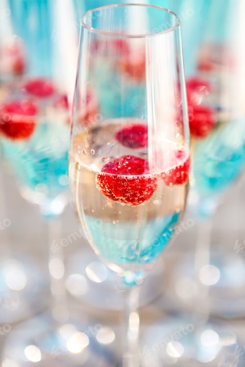 Preview: Champagne glasses with raspberry