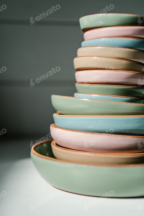 Preview: A large stack of ceramic cups in pastel colors.