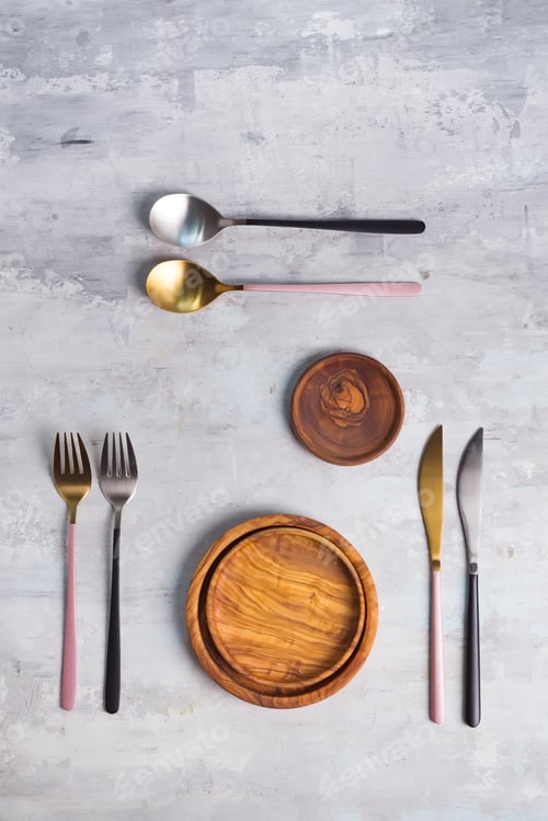 Preview: Flat lay of wooden plate and cutlery utensils on grey background. Empty plate. ,food, zero waste