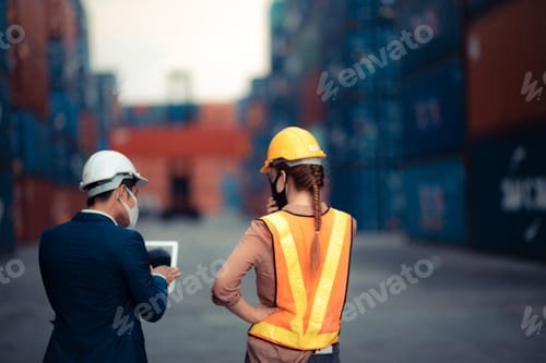 Preview: Executives and chief engineers are currently inspecting work in the international shipping depots
