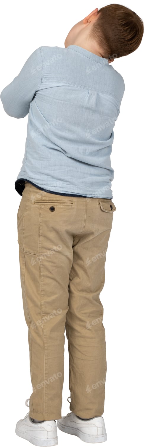 Vista previa: a man is standing with his back to the camera