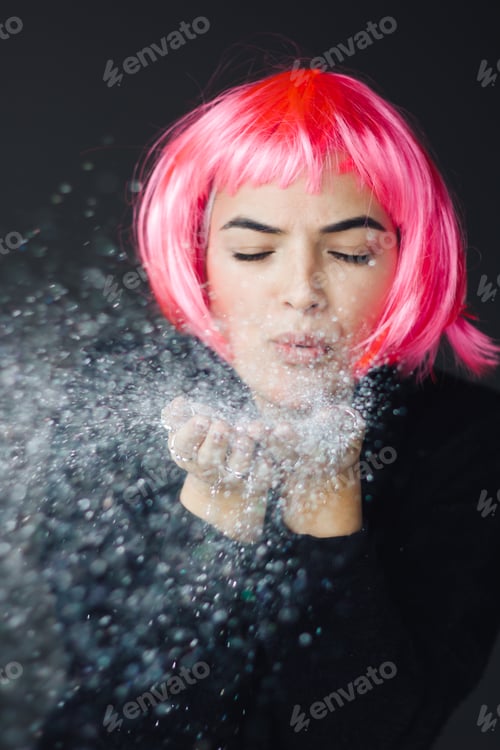 Preview: portrait of a woman in pink wig with silver sequins in her hands