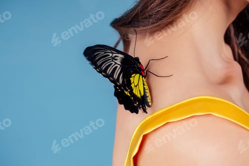 Preview: Art photo fashion model shows a bright make-up.