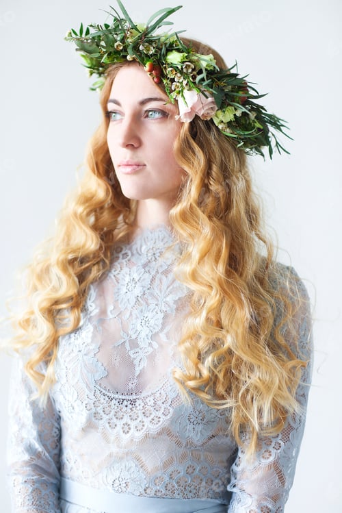 Preview: Spring beauty portrait of a bride with a wreath