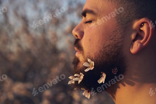 Vista previa: Hombre con flores en barba
