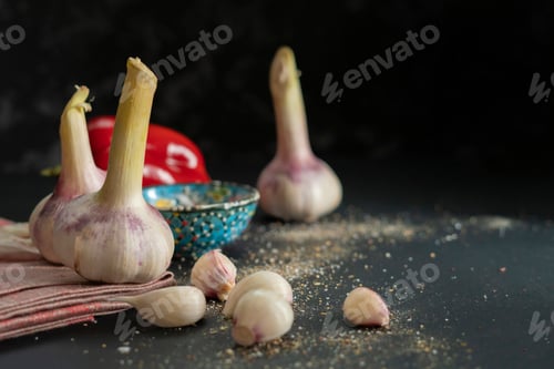 Preview: freshly peeled cloves of a garlic at the kitchen, specific aroma, natural organic flavorings