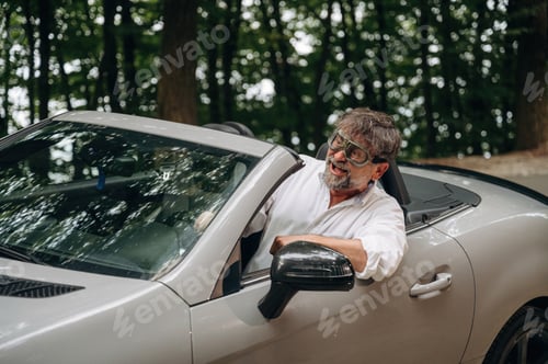 Preview: Retro aviator pilot glasses. Stylish senior man is in convertible cabriolet car