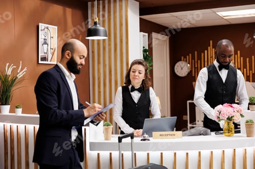 Preview: Entrepreneur arrive in hotel reception