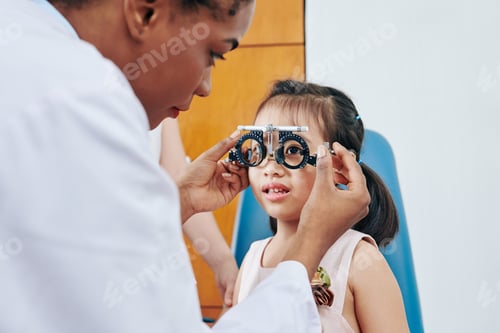 Preview: Girl visiting pediatric optometrist