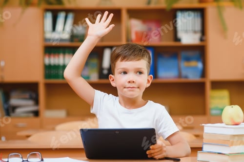 Visualização: Aluno do ensino fundamental usando tablet digital com colega estudando em segundo plano na sala de aula