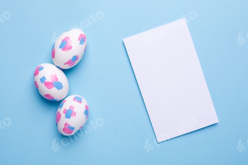 Visualização: Cartão comemorativo e ovos de páscoa com pinceladas em aquarela
