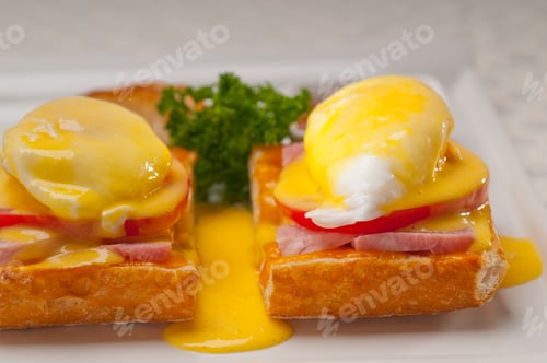 Preview: eggs benedict on bread with tomato and ham