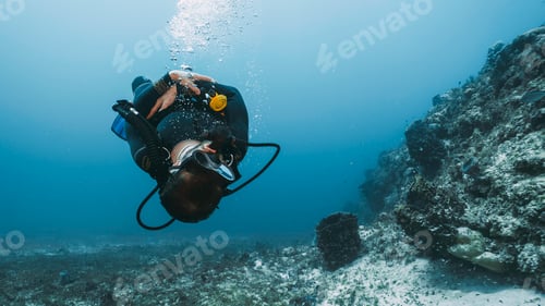 Preview: scuba diver testing the non gravity force