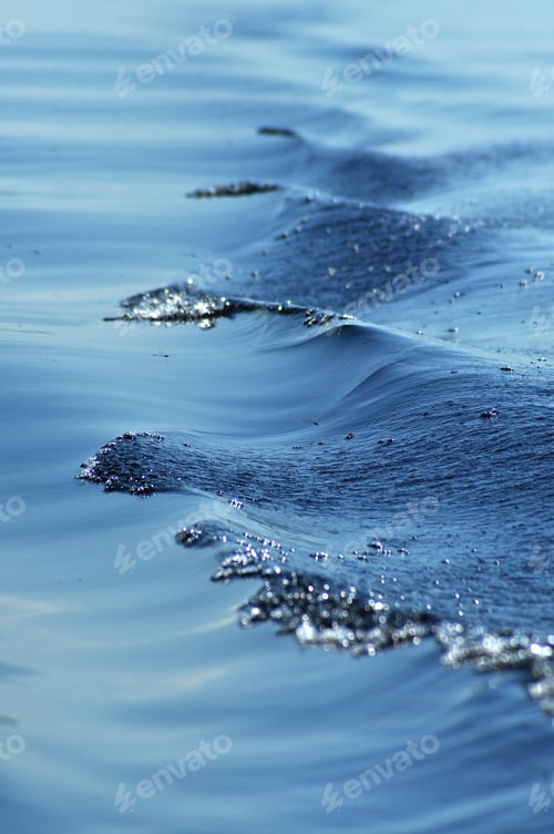 Preview: Water ripples on a lake